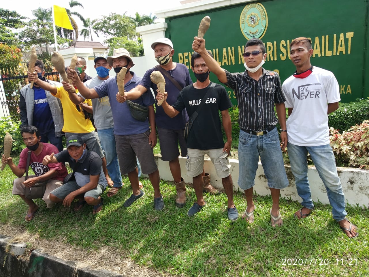 Heboh! Gugatan Penggugat Ditolak, Puluhan Warga Kenanga Nyanyikan Lagu Indonesia Raya