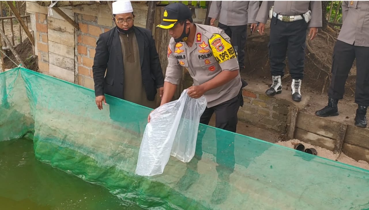 Wujudkan Ketahanan Pangan, Kapolres Basel Tebar 20 Ribu Benih Ikan Di Kolong Bekas Tambang