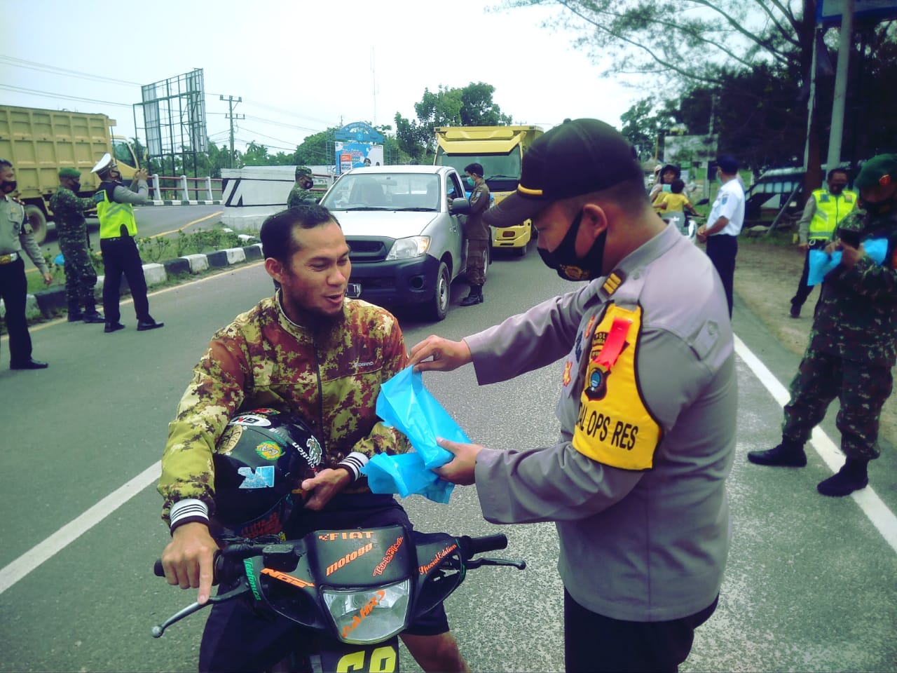 Dirlantas Polda Babel Lakukan Pengecekan Pos Pam dan Bagikan Masker Serta Hand Sanitizer Kepada Pengendara