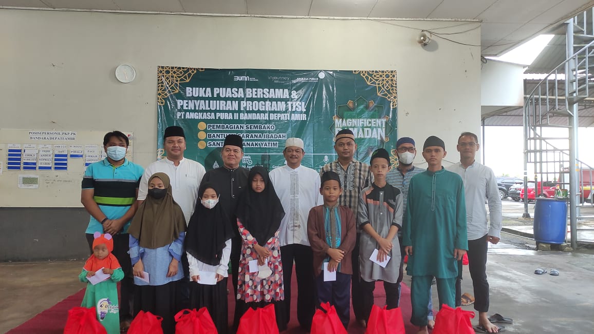 PT AP II Bandara Depati Amir Pangkalpinang Gelar Bukber dan Bagikan Paket Sembako