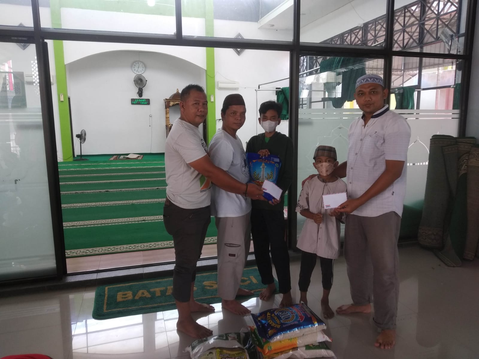 Panitia Amil Masjid Zahra Al Qurrotuini Kampak Bagikan 1,7 Ton Beras Fitrah dan Santuni Anak Yatim