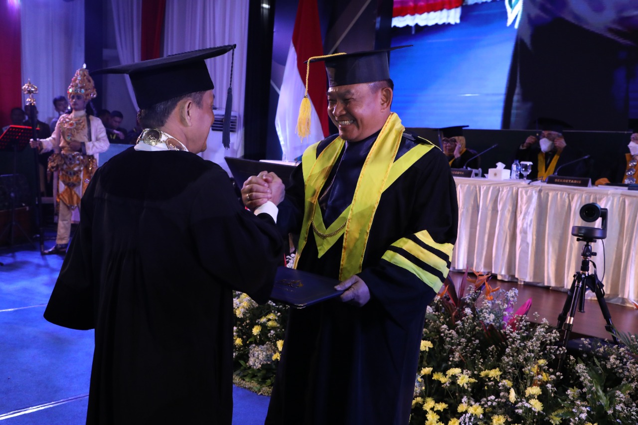 Angkat Kajian Disertasi Langka, KSAD Jenderal Dudung Raih Gelar Doktor Manajemen, Penguji: Jempol Tiga