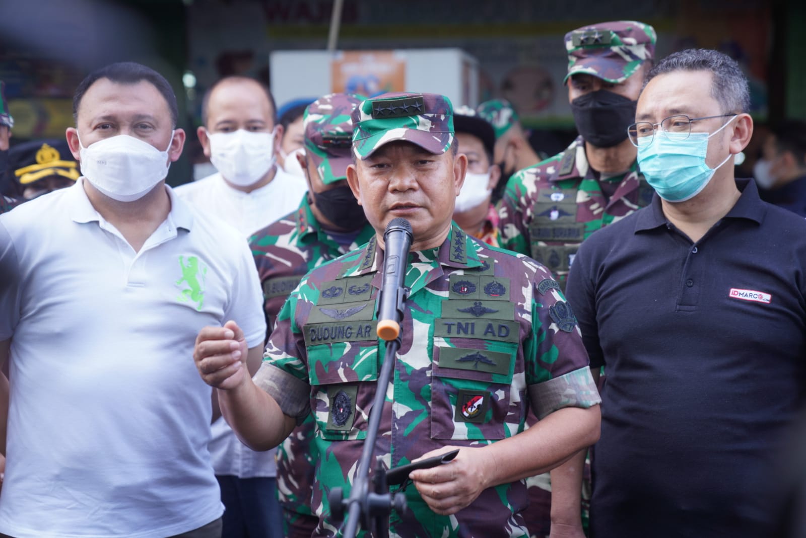 TNI AD Bantu Kesulitan Rakyat, KASAD pantau Minyak Goreng di Pasar Kramat Jati