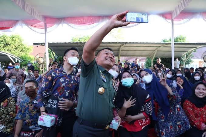 Komisi 1 DPR Puji Jenderal Dudung Sebagai Jenderal Santri yang Peduli Kesulitan Rakyat