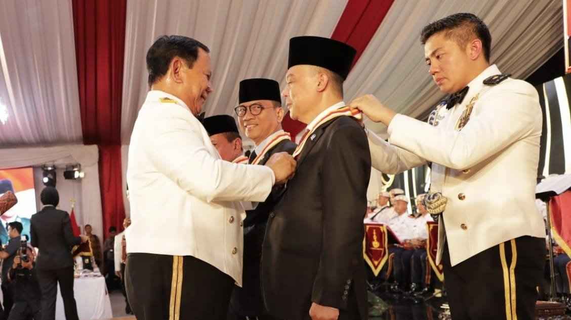 Muzani dan Dasco Terima Penghargaan Dharma Pertahanan Utama dari Menhan Prabowo