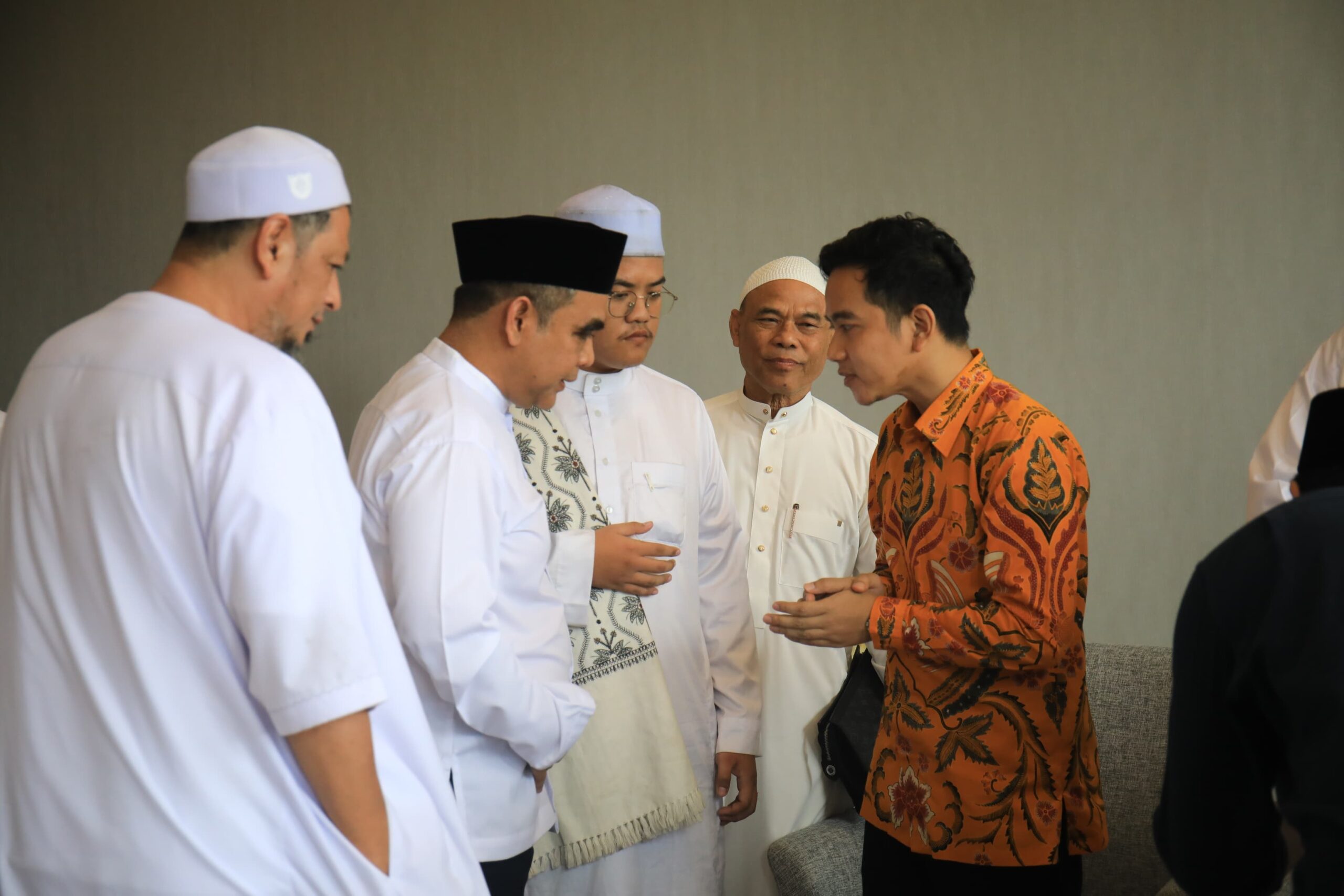Di Solo, Muzani hingga Cawapres Gibran Silaturahmi dengan Habib Jindan dan Habib Ali Kwitang