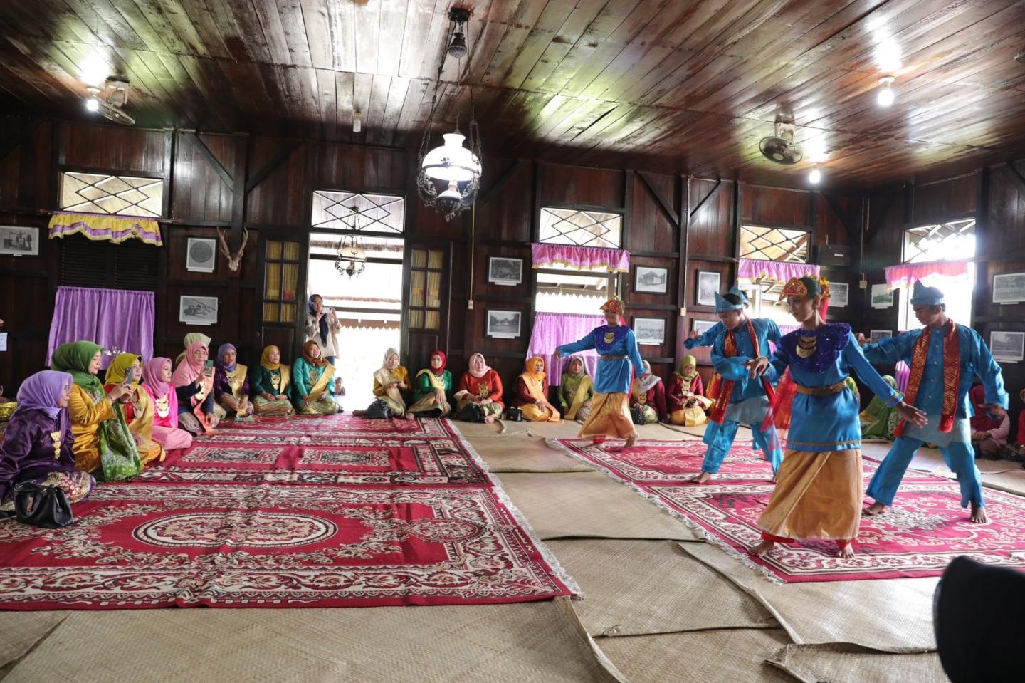 Kunjungi Rumah Adat dan UMKM Sepiak, Safriati Safrizal Akan Perkenalkan Pariwisata Belitung