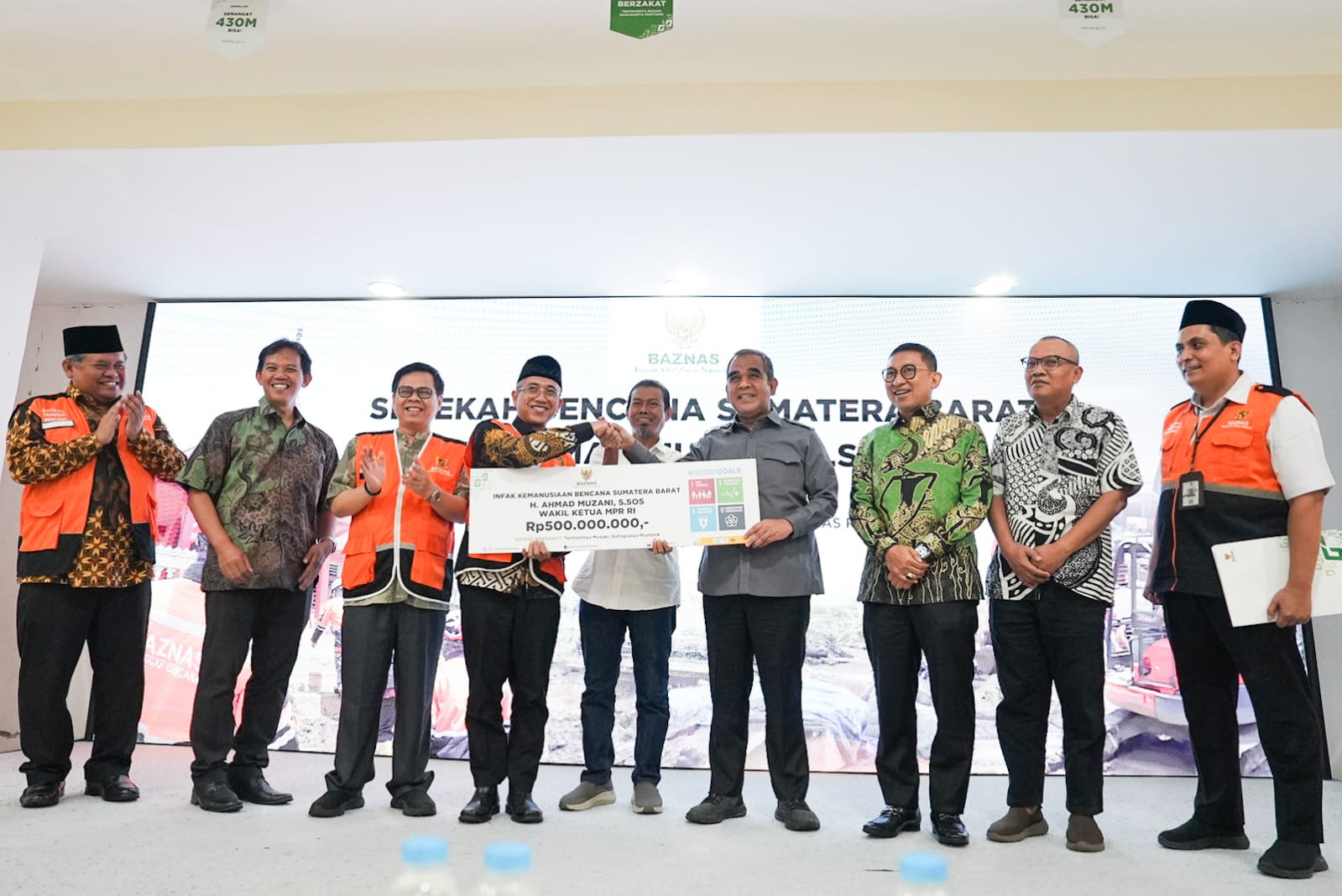 Muzani Serahkan Rp 500 juta Hasil Lelang Sapi ke Baznas untuk Korban Bencana Sumbar