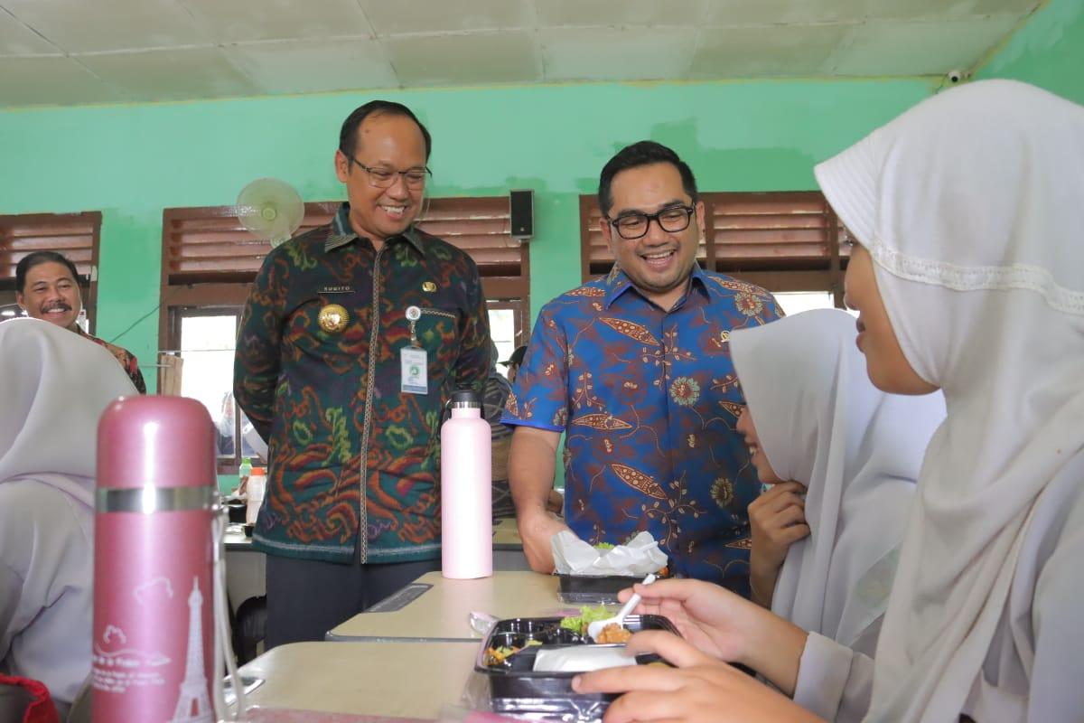 Pj Gubernur Sugito Dampingi Komisi II DPR RI Tinjau Simulasi MBG di SMADA Pangkalpinang