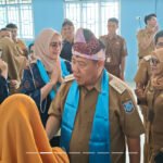 Gubernur Hidayat Salurkan Seragam dan Perlengkapan Sekolah bagi Siswa Prasejahtera