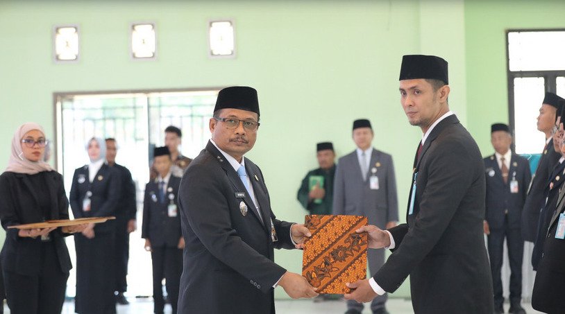 Wakili Gubernur, Sekda Fery Afriyanto Lantik 10 Pejabat Administrator dan Pengawas Pemprov Babel